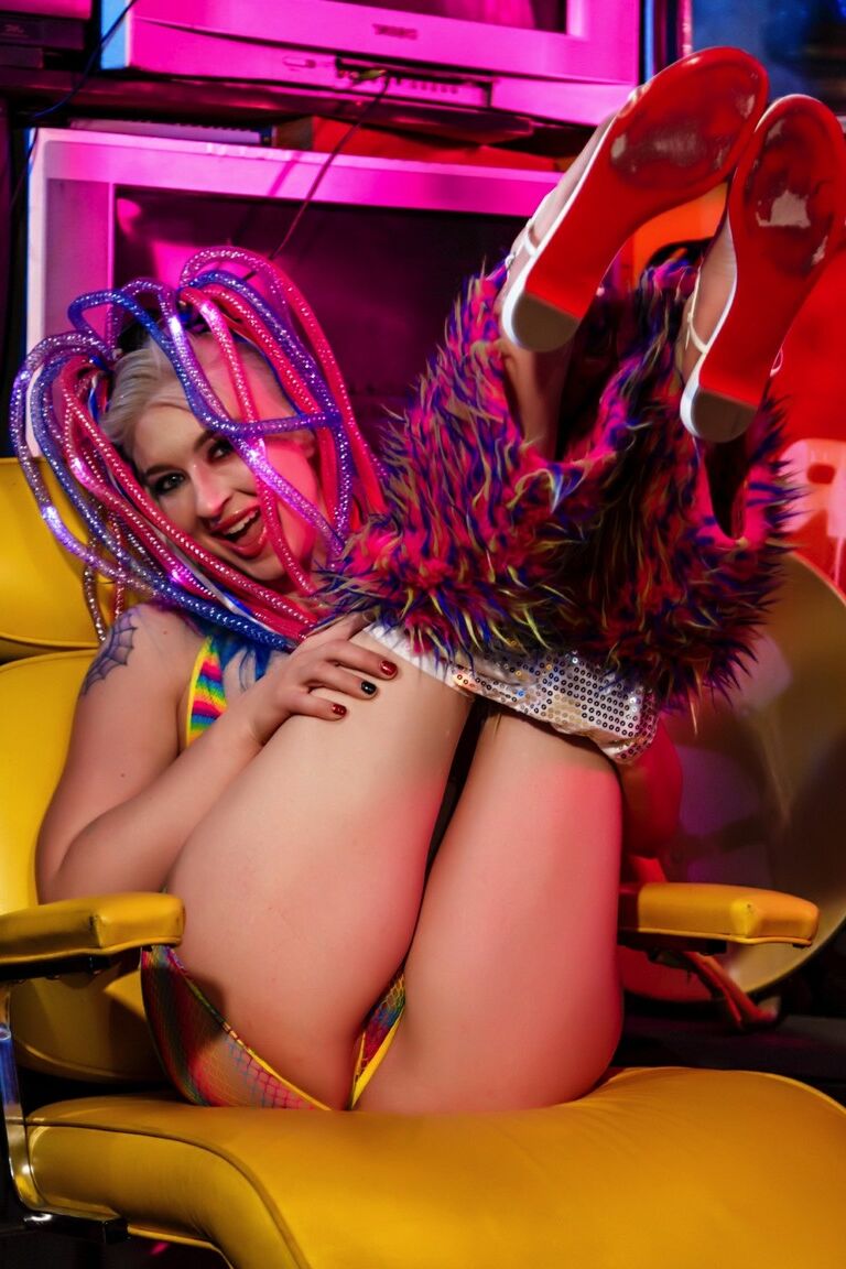12P Sexy MILF Leya Falcon expõe seus peitos e vulva em meio a equipamentos eletrônicos retrô