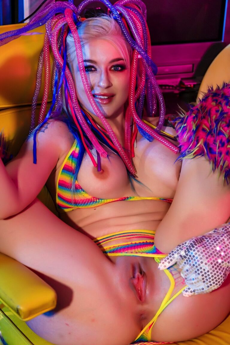 12P Sexy MILF Leya Falcon expõe seus peitos e vulva em meio a equipamentos eletrônicos retrô