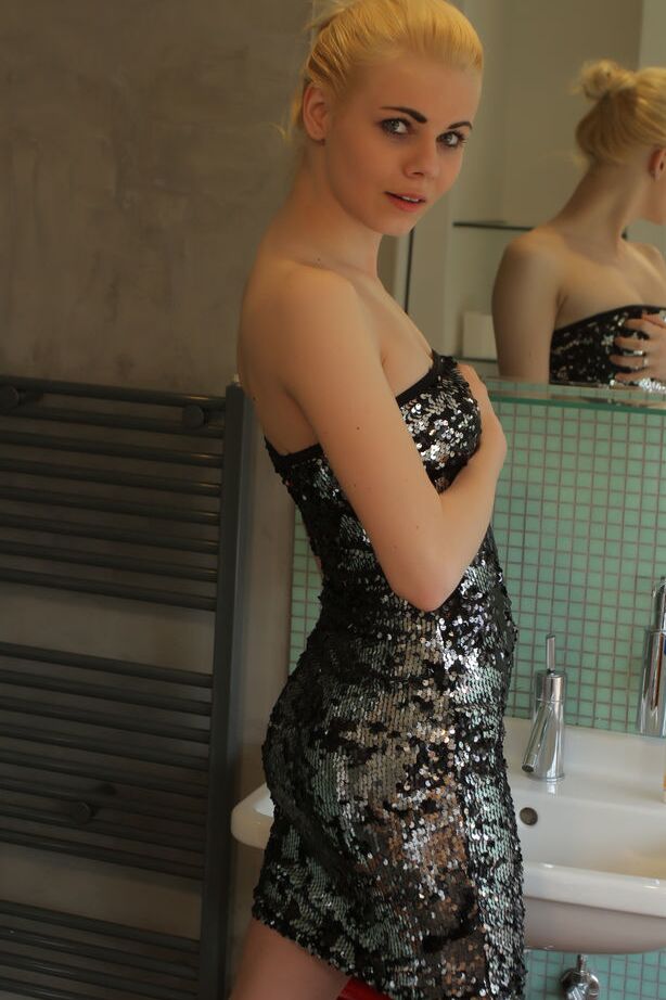 18P Wet Euro Babe exhibe son cul en jupe haute et ses lèvres charnues dans la salle de bain