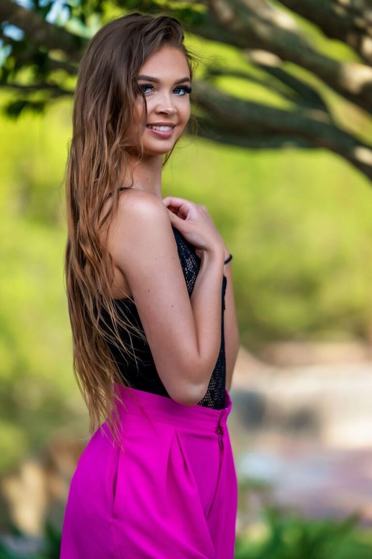 12P La caliente británica Tara King lanza su carrera como modelo desnuda en un patio con tacones