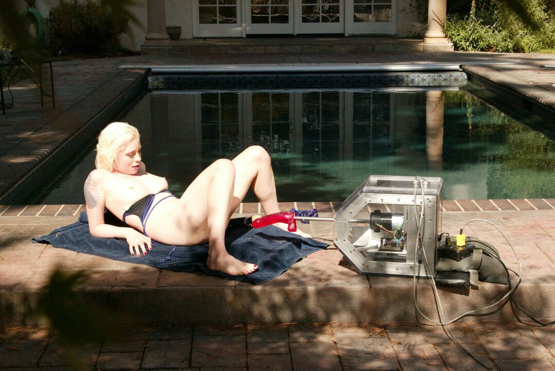 21P La estrella porno rubia Lorelei Lee se desnuda y es jugueteada por una máquina junto a la piscina