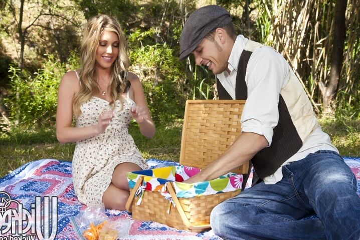 16P Samantha Saint con grandes tetas folla duro y le lamen el coño