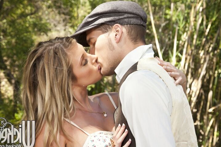16P Samantha Saint con grandes tetas folla duro y le lamen el coño