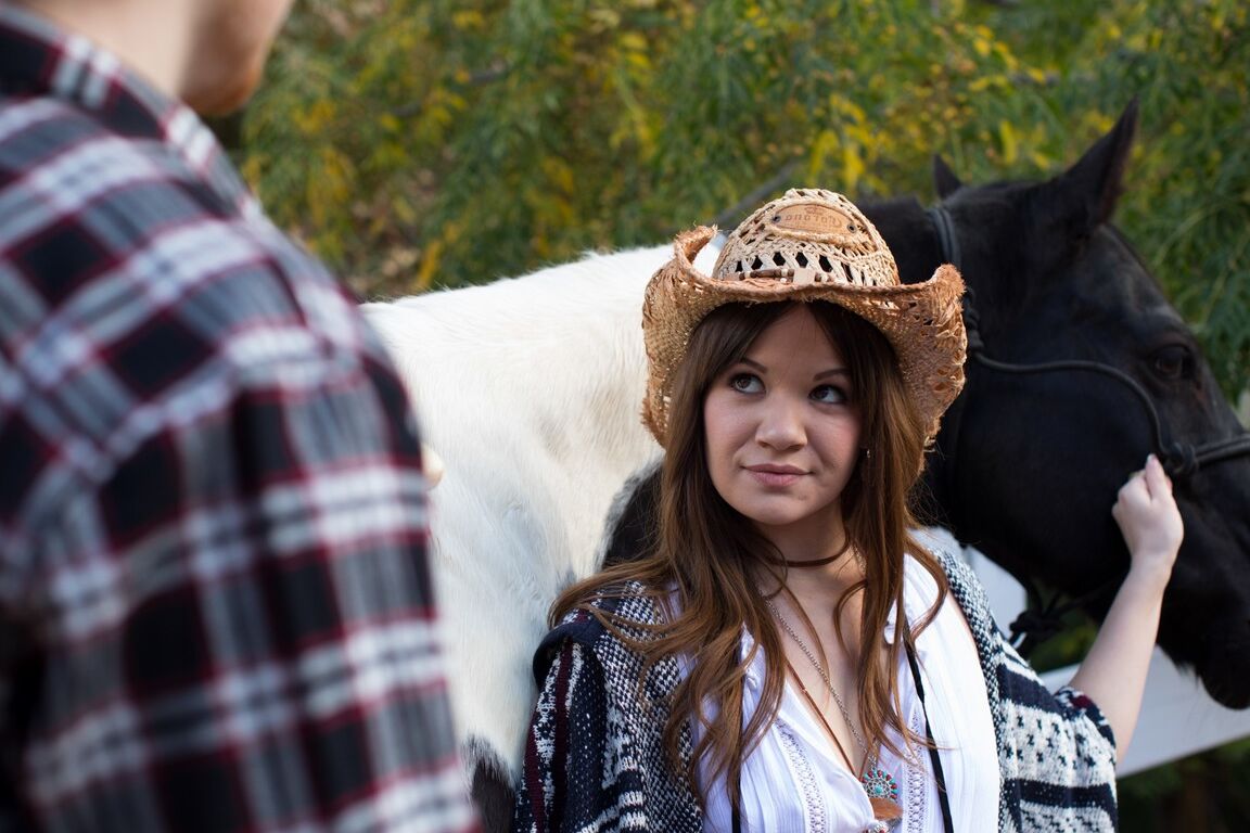 21P La cow-girl brune Alison Rey fait une pipe avant de prendre une tige dans son manchon