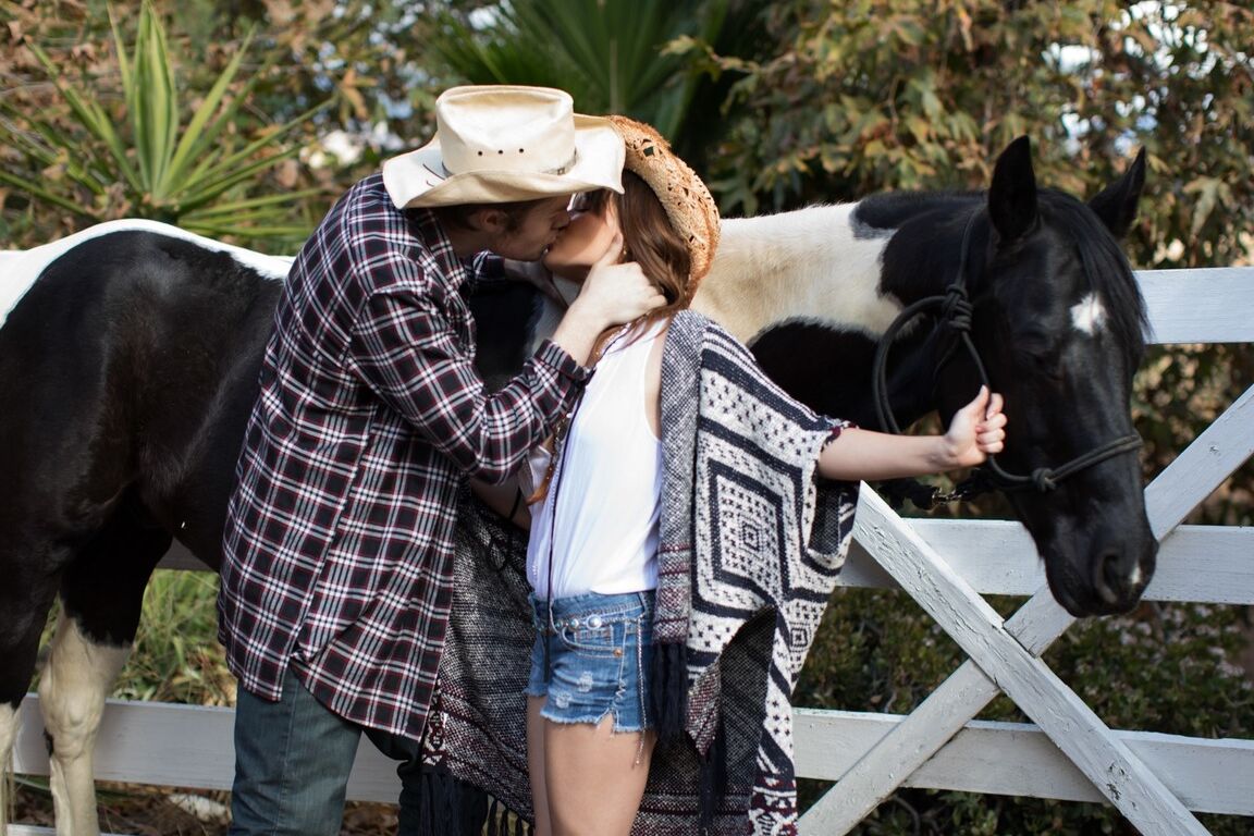21P La cow-girl brune Alison Rey fait une pipe avant de prendre une tige dans son manchon