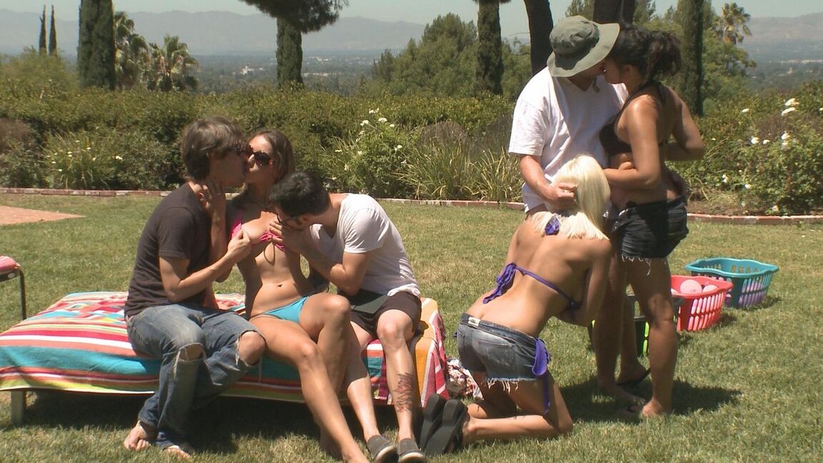 15P Garotas peitudas gostam de jogar jogos sexuais excêntricos na festa ao ar livre