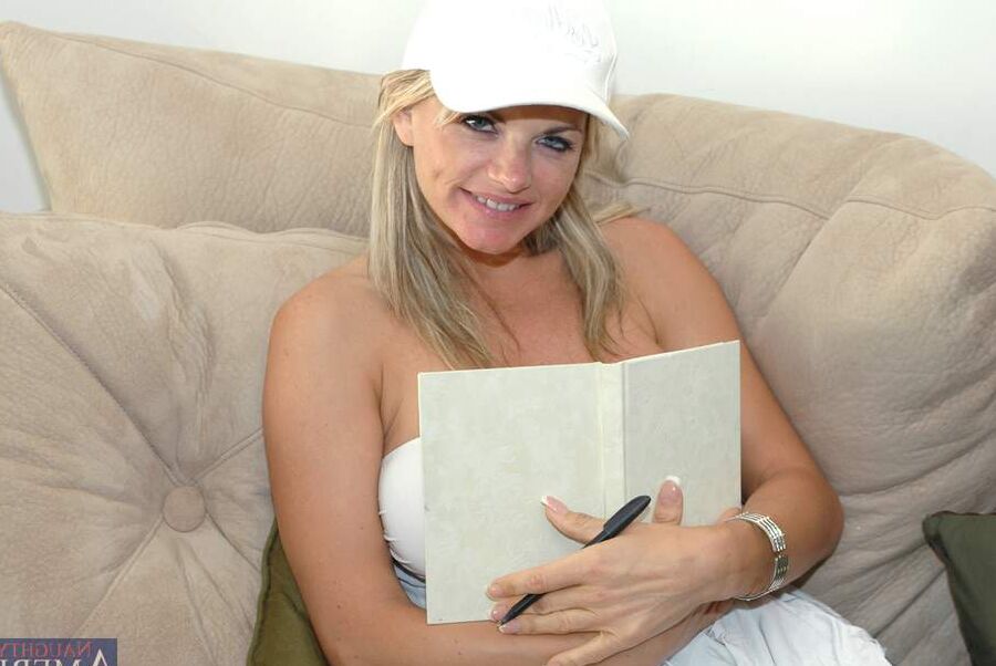 21P Tagebuch einer MILF Derrick Pierce, Nadia Styles, Vicky Vette