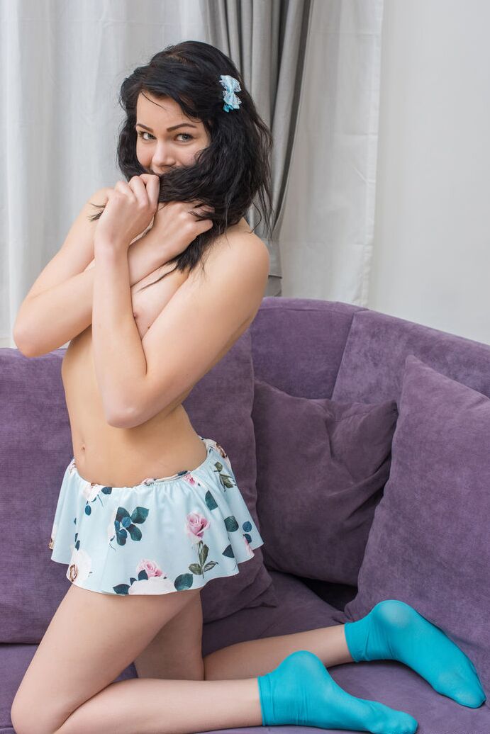 20P A linda adolescente Milana tira as meias para modelar totalmente nua em um sofá roxo