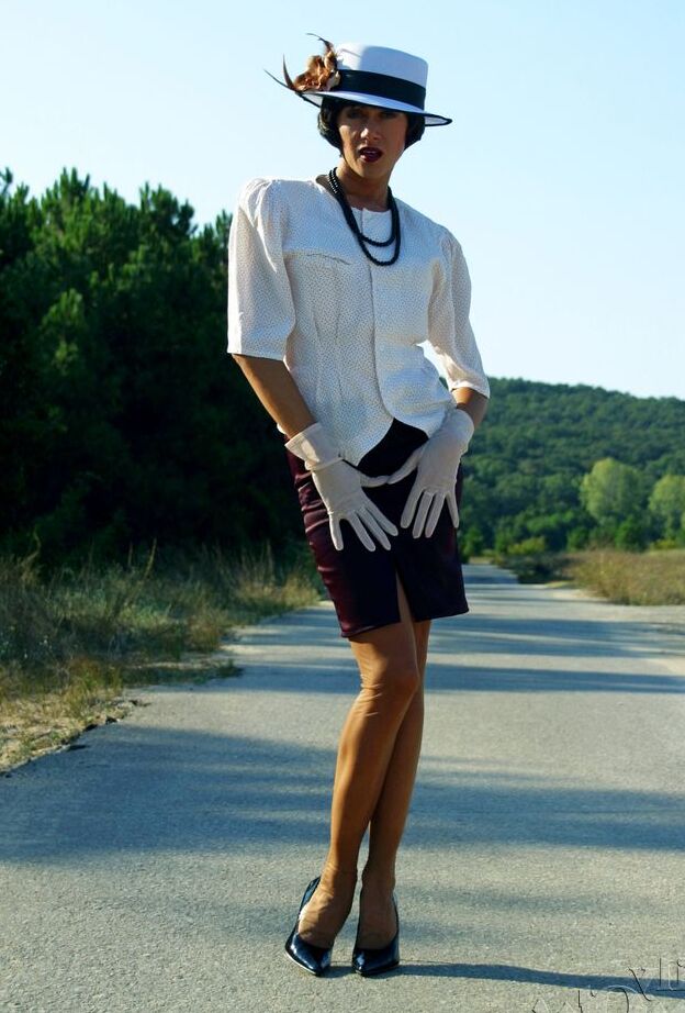 15P Senhora de luxo posando ao ar livre com meias vintage e roupas íntimas sexy