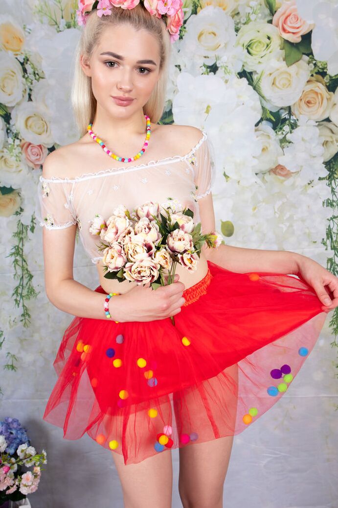 20P A loira angelical Kenia ostenta uma coroa de flores enquanto fica completamente nua