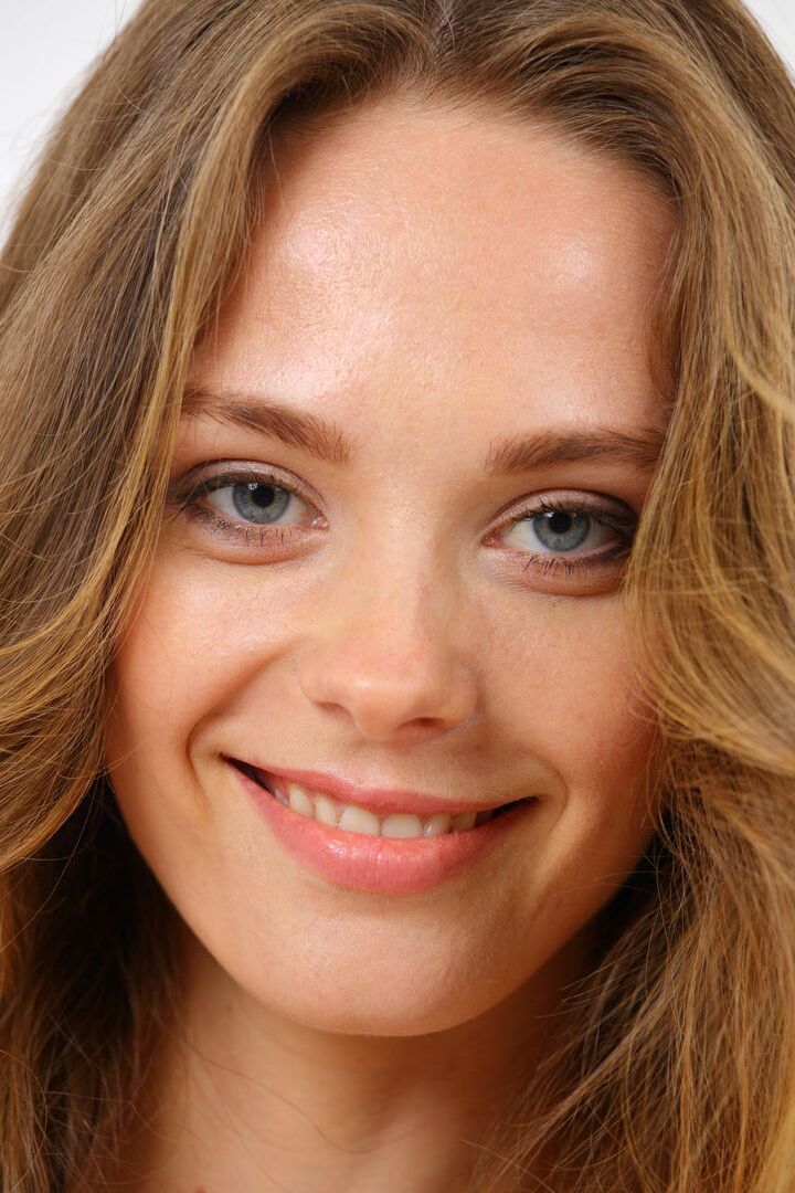 16P La jolie jeune Lena A montre ses gros seins et ses fesses serrées alors qu'elle est totalement nue.