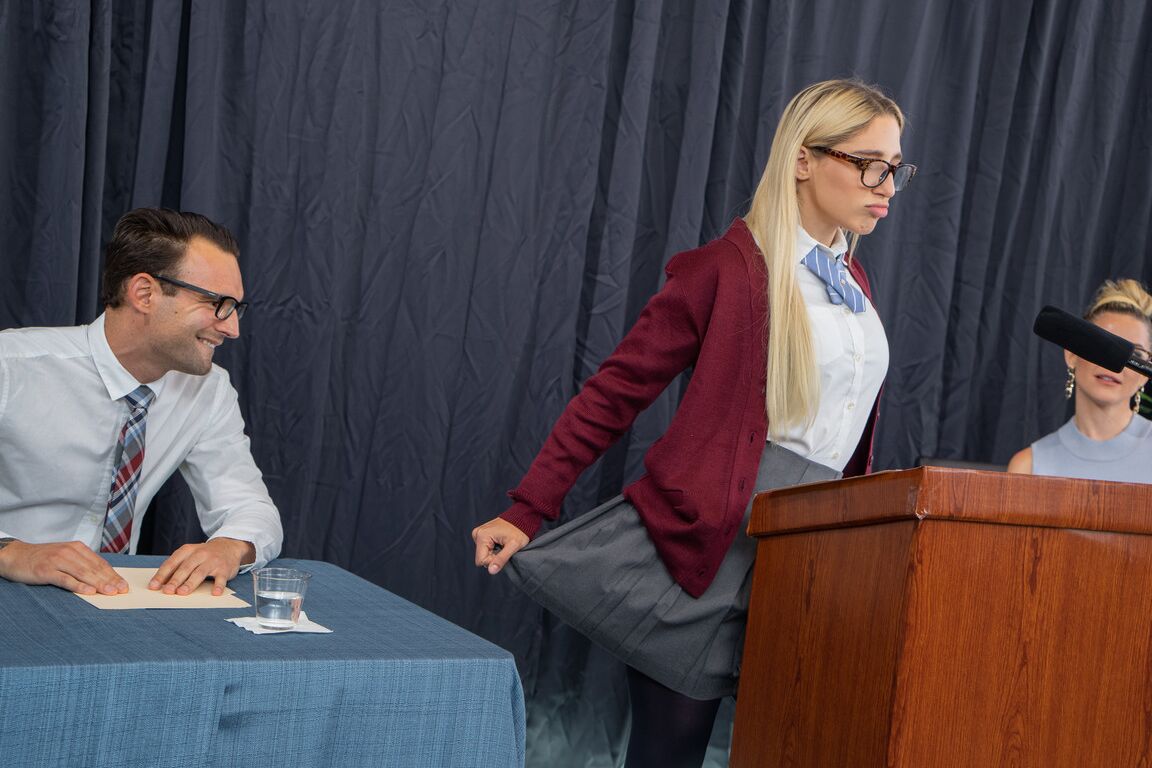 L'écolière 21P Abella Danger et le professeur chaud Kit Mercer se lèchent le vagin