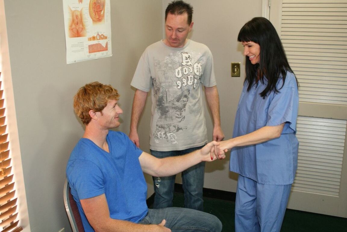 17P Hot nurse Angie Niore takes care of a patient by using her lips on his cock