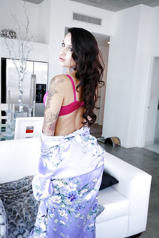 16P Swank e swell babe amador Alby Rydes expõe sua bunda oleada