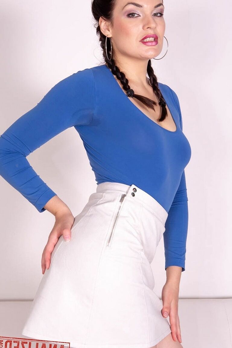 20P Sexy bielorrussa Hannah Vivienne expõe seu espólio redondo