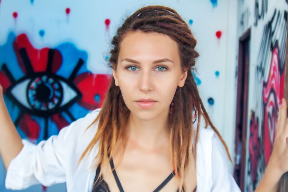 16P La joven blanca Bullet se desnuda totalmente en medio de paredes llenas de graffitis