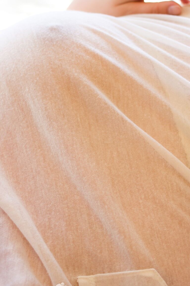 17P Petite fille en lingerie blanche Nichole montrant ses seins et ses orteils sexy