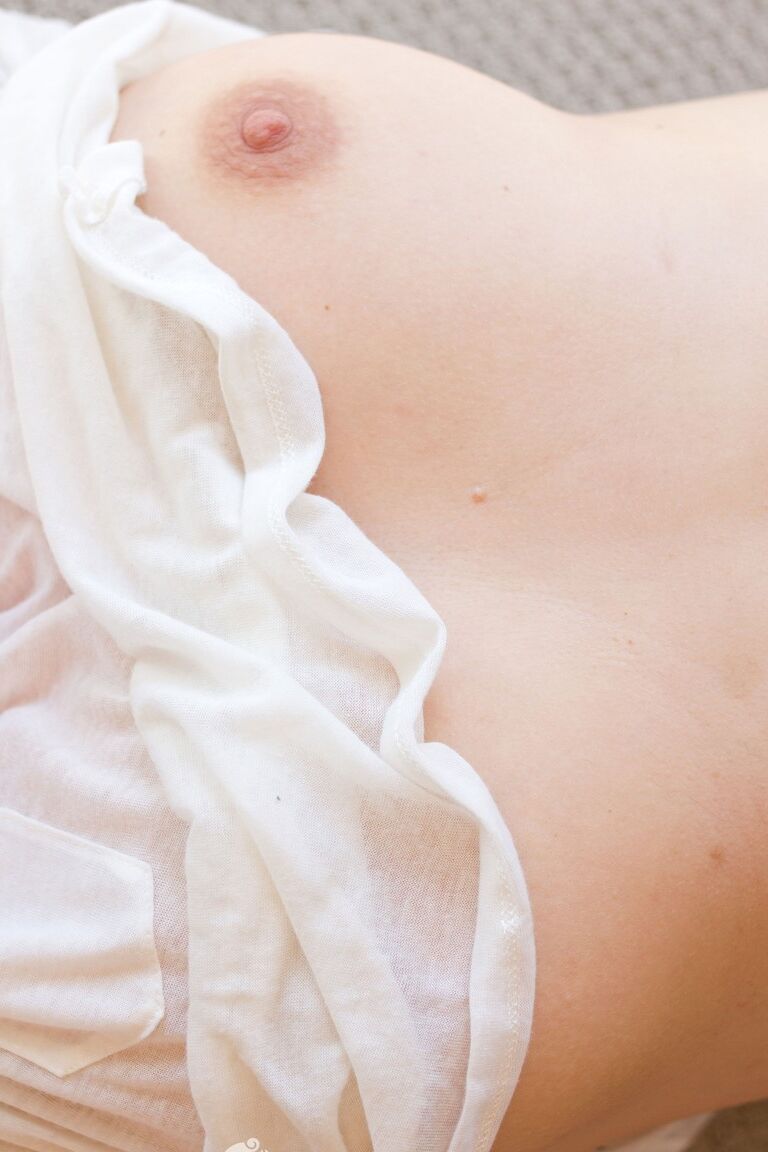 17P Petite fille en lingerie blanche Nichole montrant ses seins et ses orteils sexy