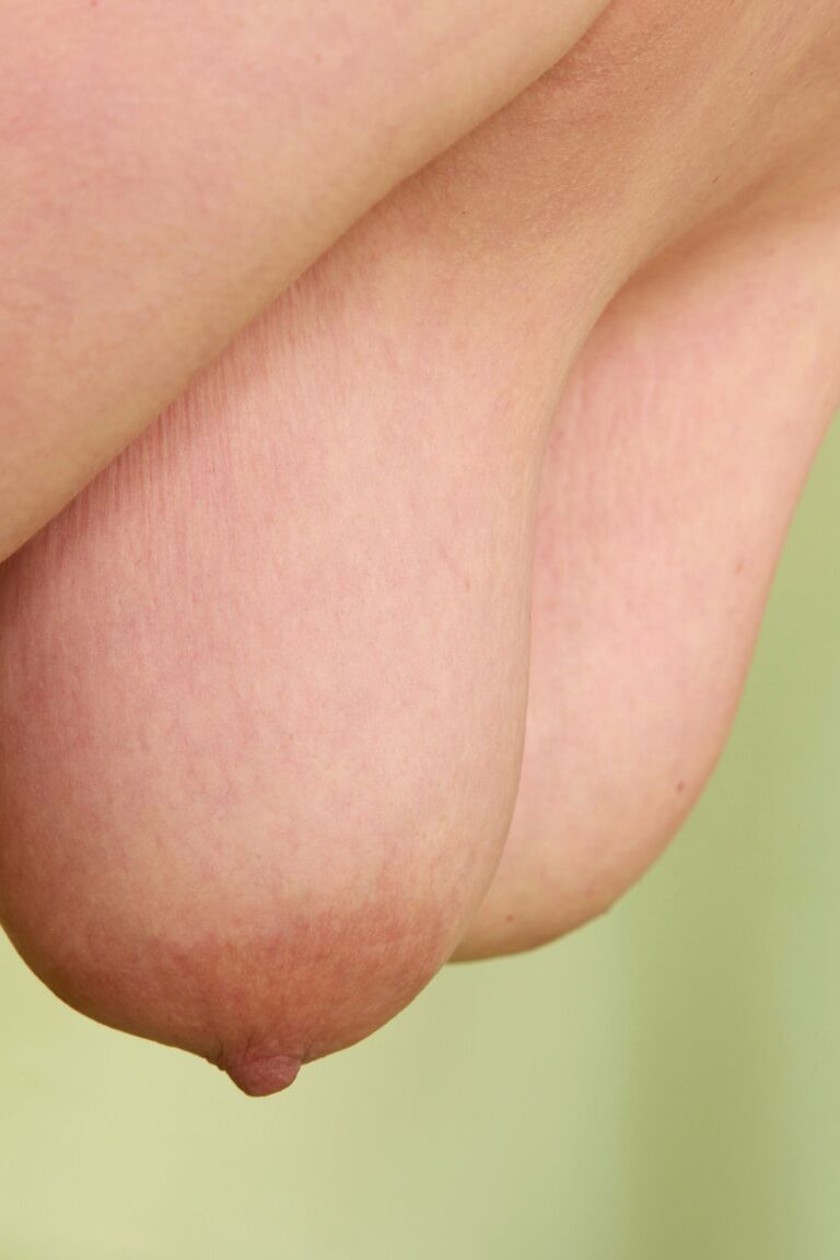21P Loira MILF Brenda mostra seus enormes seios naturais e sua vulva inchada de perto