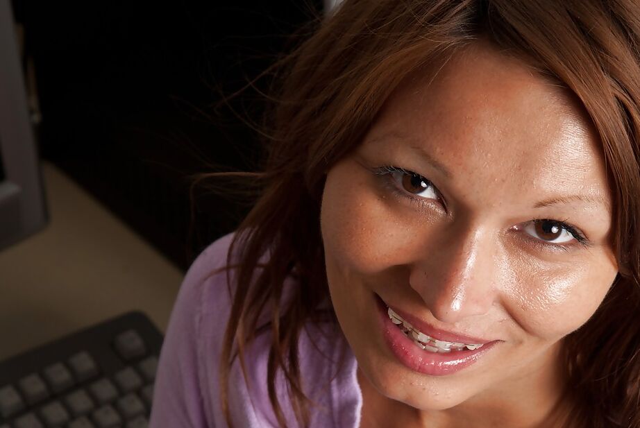16P Sexy MILF im Minirock Crissy Moon entblößt ihre kleinen Titten und ihre Muschi