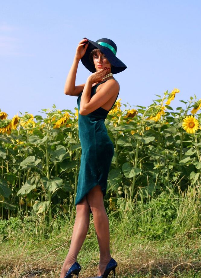 12P Schöne MILF Lily in Vintage-Graustrümpfen und High Heels