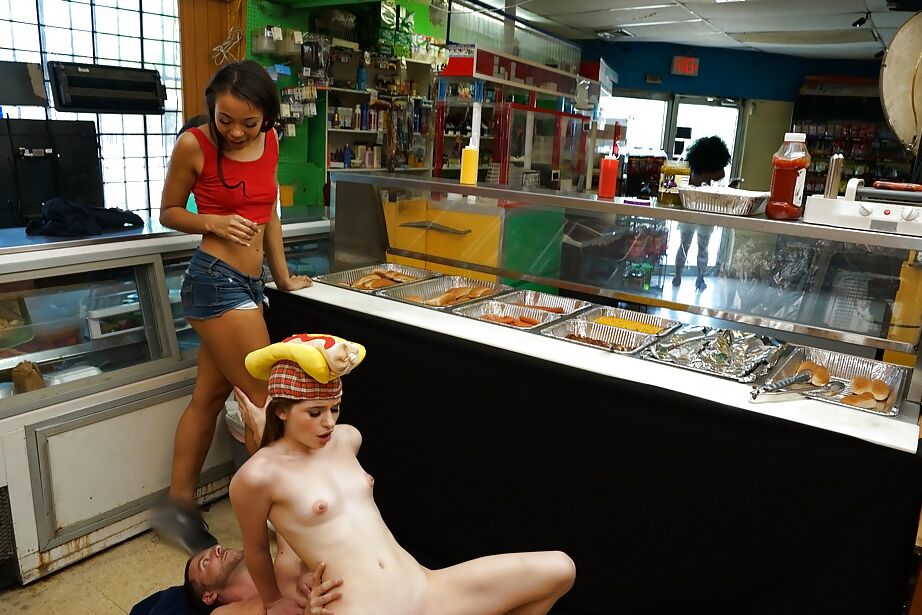 16P Jovens gatas chupando e fodendo pau por gozadas e dinheiro