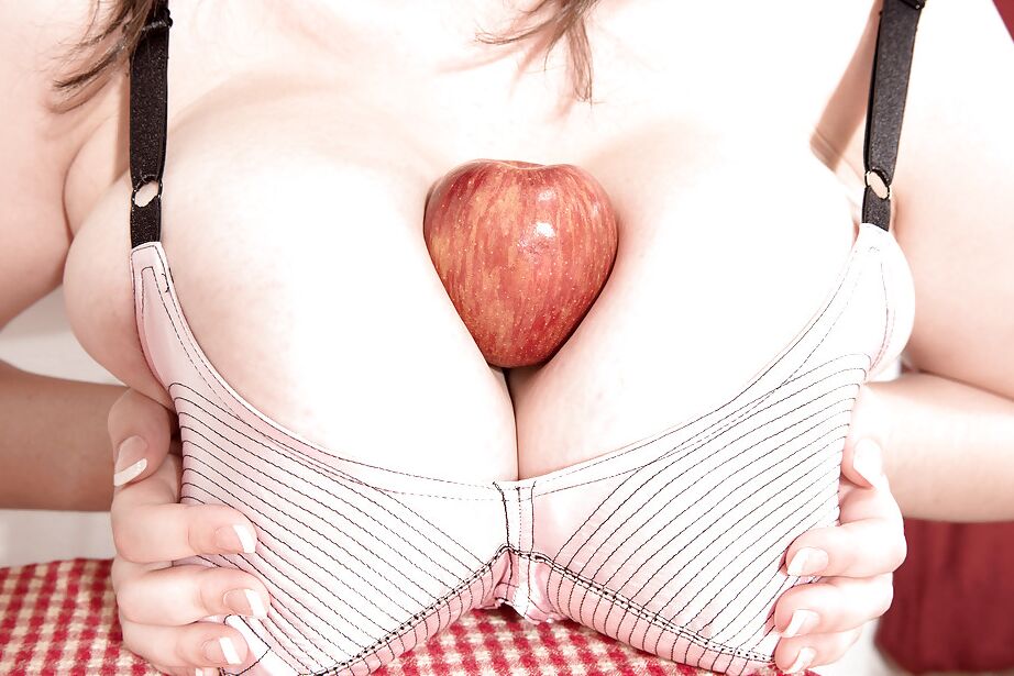 16P Fat MILF Tiggle Bitties revela peitos enormes e bunda grande antes de se masturbar