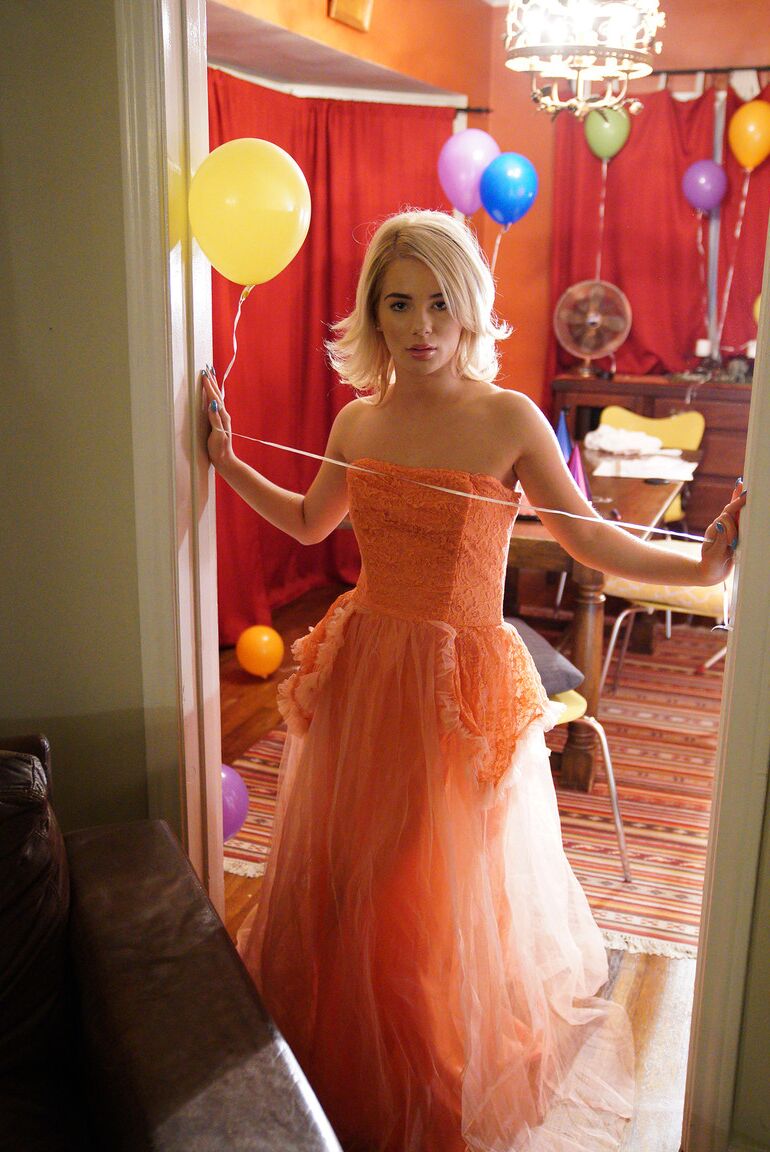 21P Hermosa adolescente rubia con un vestido glamoroso muestra una falda bajo su cumpleaños