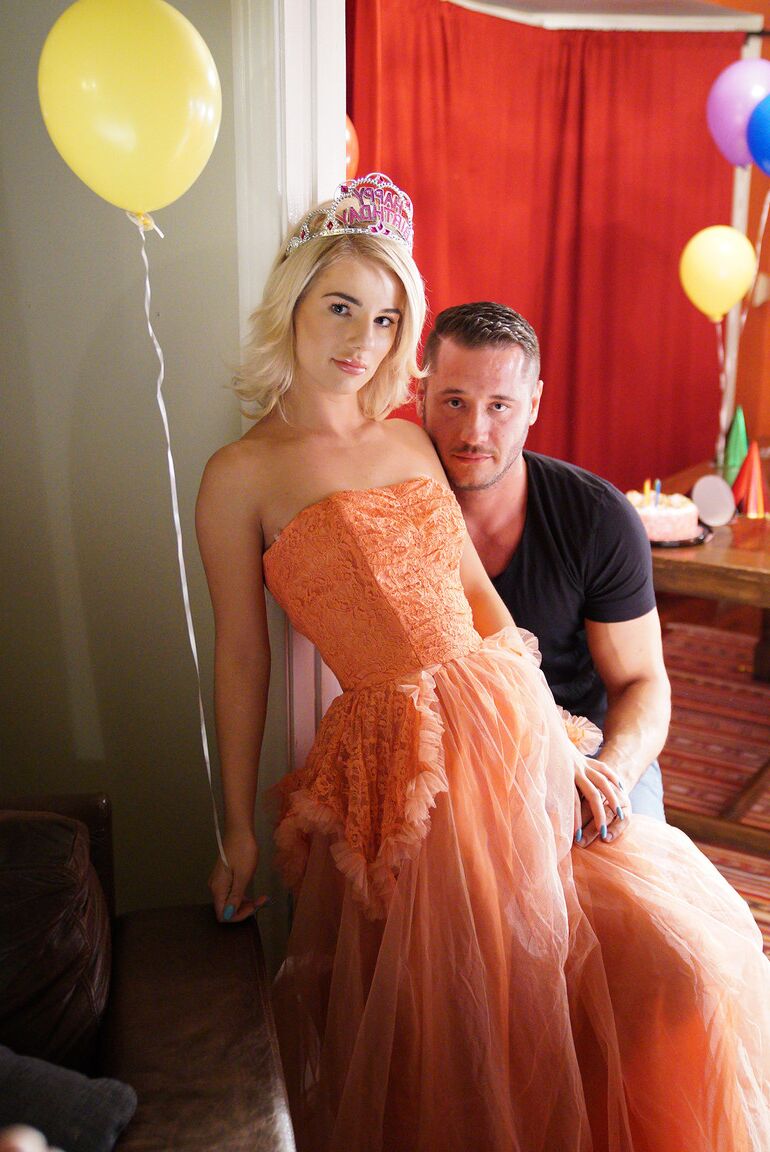 21P Hermosa adolescente rubia con un vestido glamoroso muestra una falda bajo su cumpleaños