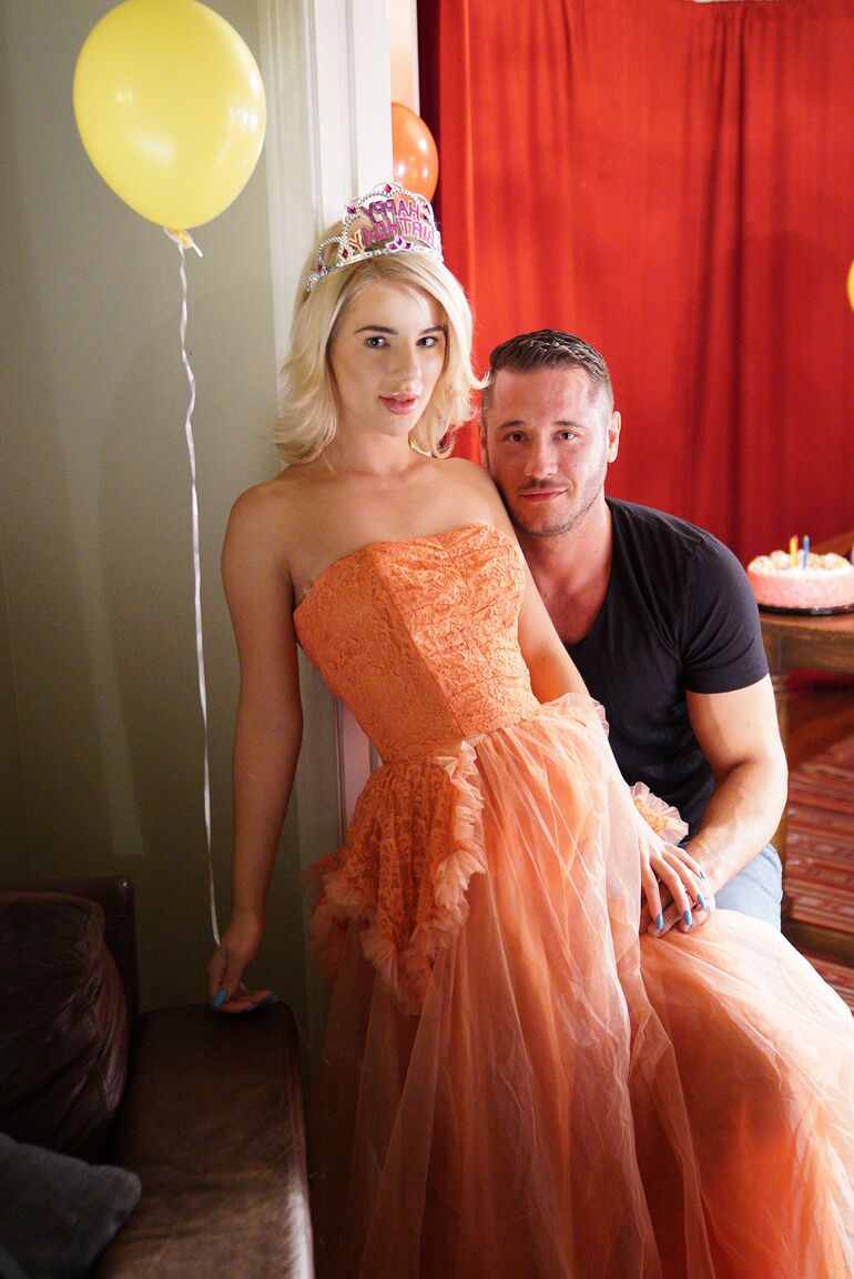 21P Hermosa adolescente rubia con un vestido glamoroso muestra una falda bajo su cumpleaños