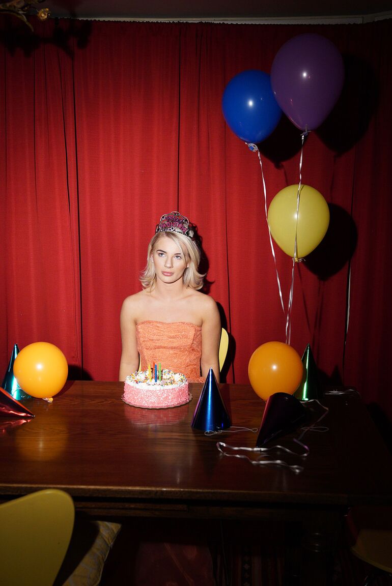 21P Hermosa adolescente rubia con un vestido glamoroso muestra una falda bajo su cumpleaños