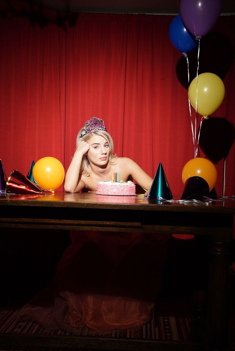 21P Hermosa adolescente rubia con un vestido glamoroso muestra una falda bajo su cumpleaños