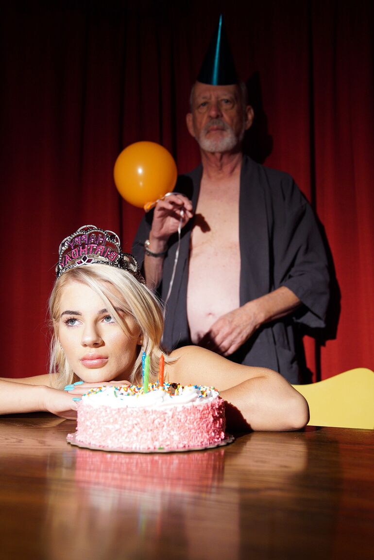 21P Hermosa adolescente rubia con un vestido glamoroso muestra una falda bajo su cumpleaños