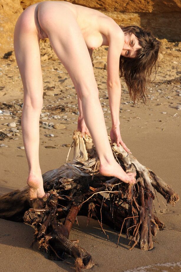 16P Das junge Mädchen Lusi zieht ihre nassen Jeans aus, um sich am Strand nackt auszuziehen