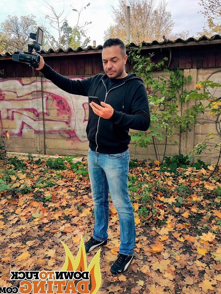 20P Heiße Mutter Dirty Priscilla trägt ihr schwarzes Kleid für einen heißen Outdoor-Fick