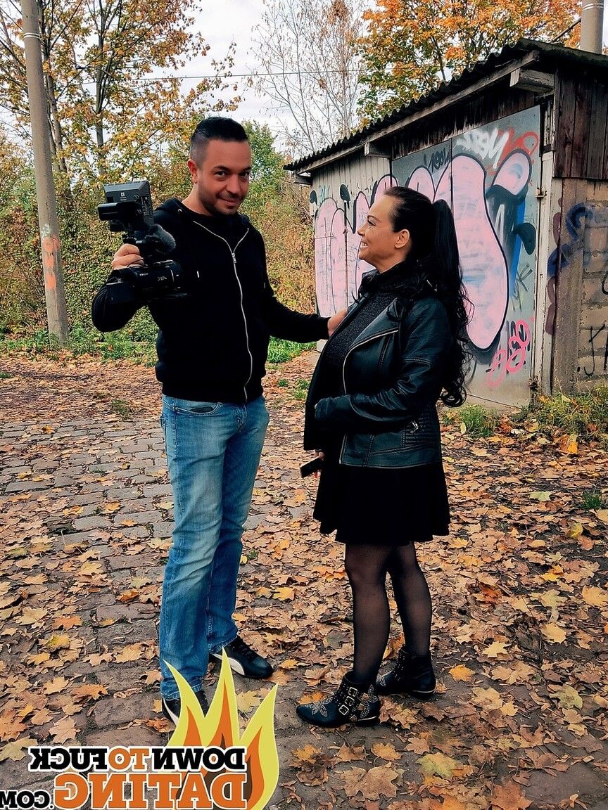 20P Heiße Mutter Dirty Priscilla trägt ihr schwarzes Kleid für einen heißen Outdoor-Fick