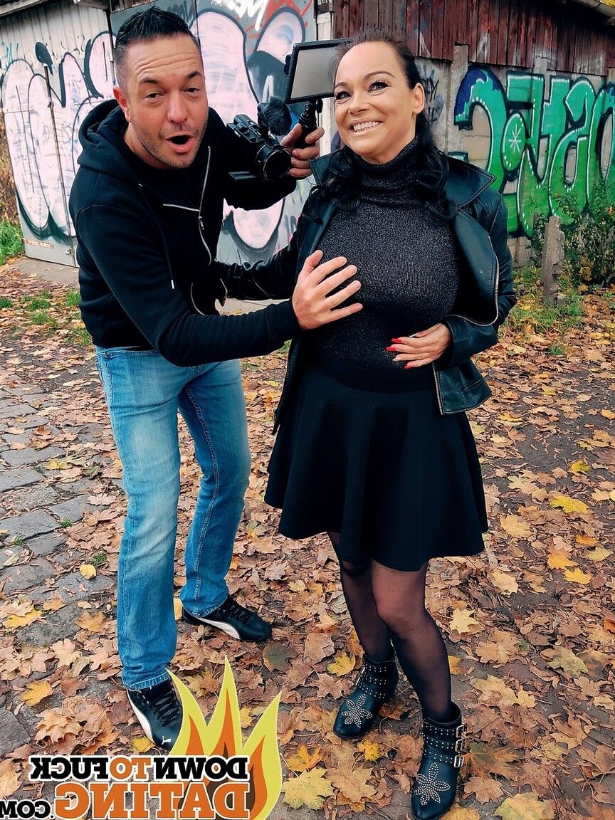20P Heiße Mutter Dirty Priscilla trägt ihr schwarzes Kleid für einen heißen Outdoor-Fick