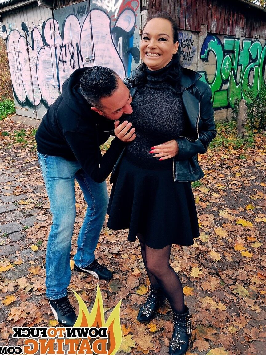 20P Heiße Mutter Dirty Priscilla trägt ihr schwarzes Kleid für einen heißen Outdoor-Fick