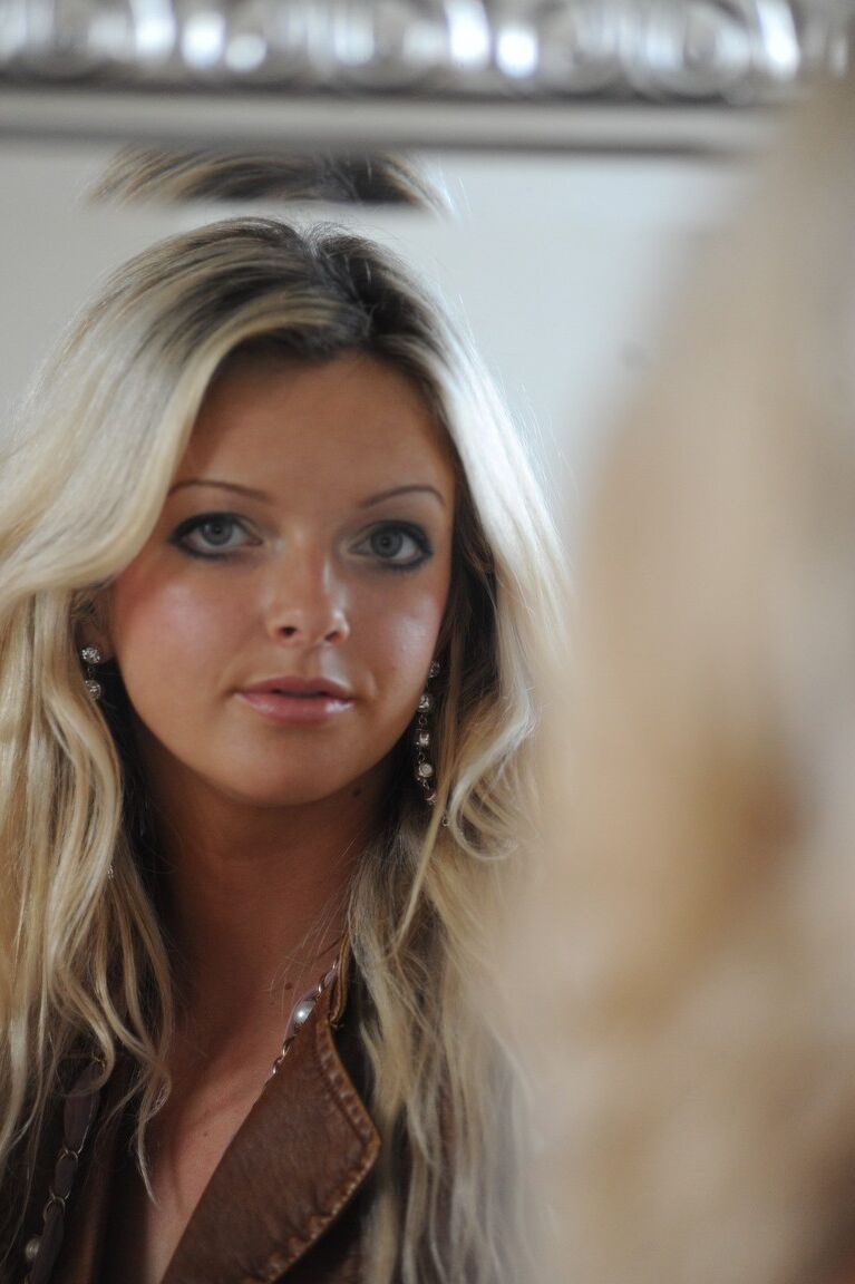 12P A loira suja Zuzia tira os saltos para modelar totalmente nua