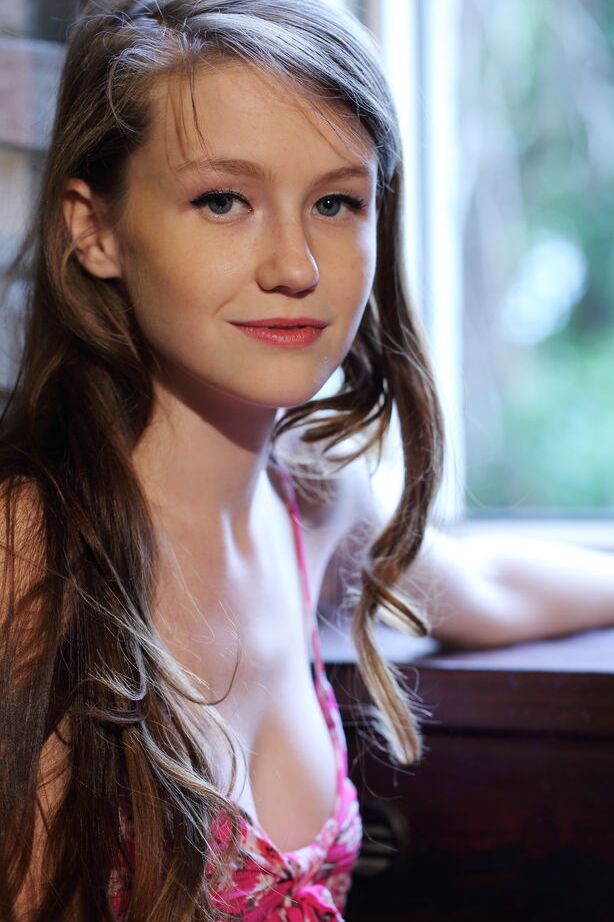 18P Die schöne junge Emily Bloom zieht ihr Kleid hoch, um ihre süße, haarige Muschi zu enthüllen