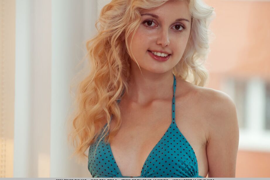 18P La séduisante blonde Ashlin révèle ses petits seins