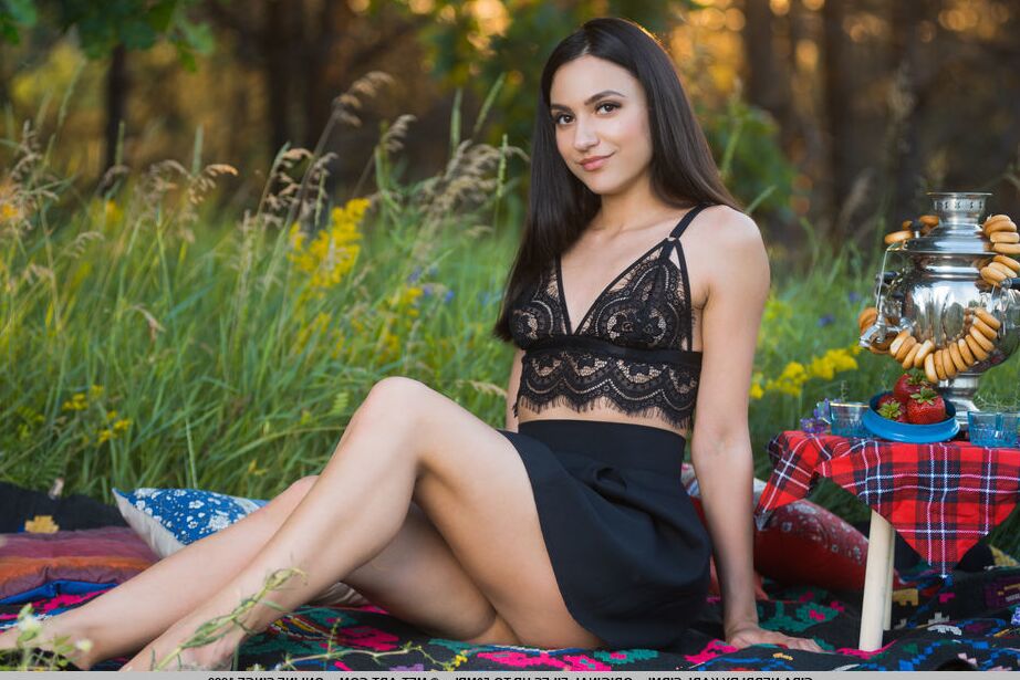 18P La jolie teen Cira Nerri mange des baies avant de se mettre nue sur une couverture de pique-nique