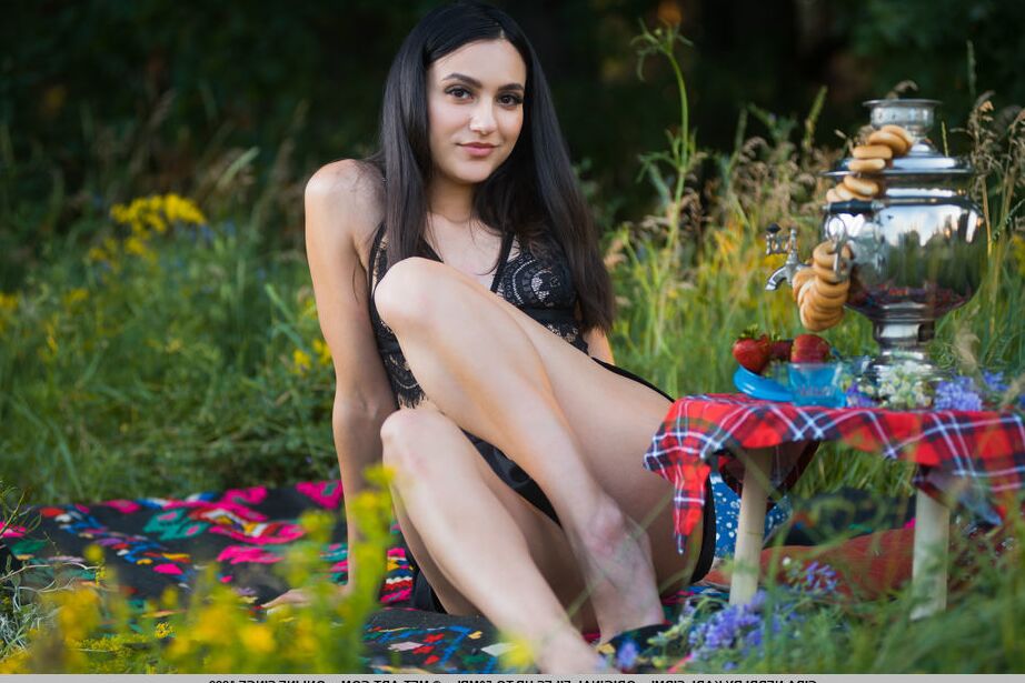18P La jolie teen Cira Nerri mange des baies avant de se mettre nue sur une couverture de pique-nique