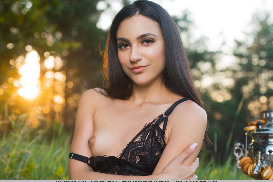 18P La jolie teen Cira Nerri mange des baies avant de se mettre nue sur une couverture de pique-nique