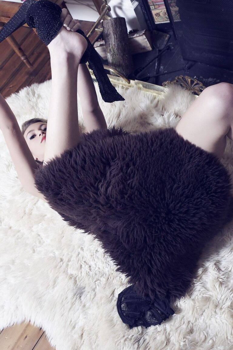 12P A linda loira Summer St Claire tira o sutiã enquanto usa meia-calça sexy