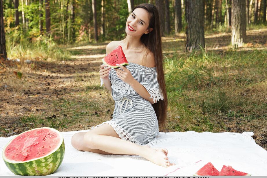 18P Худенькая девушка Леона Миа полностью раздевается во время поедания арбуза в лесу