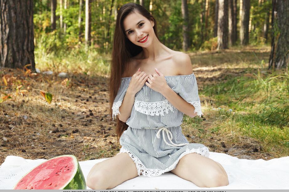 18P Худенькая девушка Леона Миа полностью раздевается во время поедания арбуза в лесу