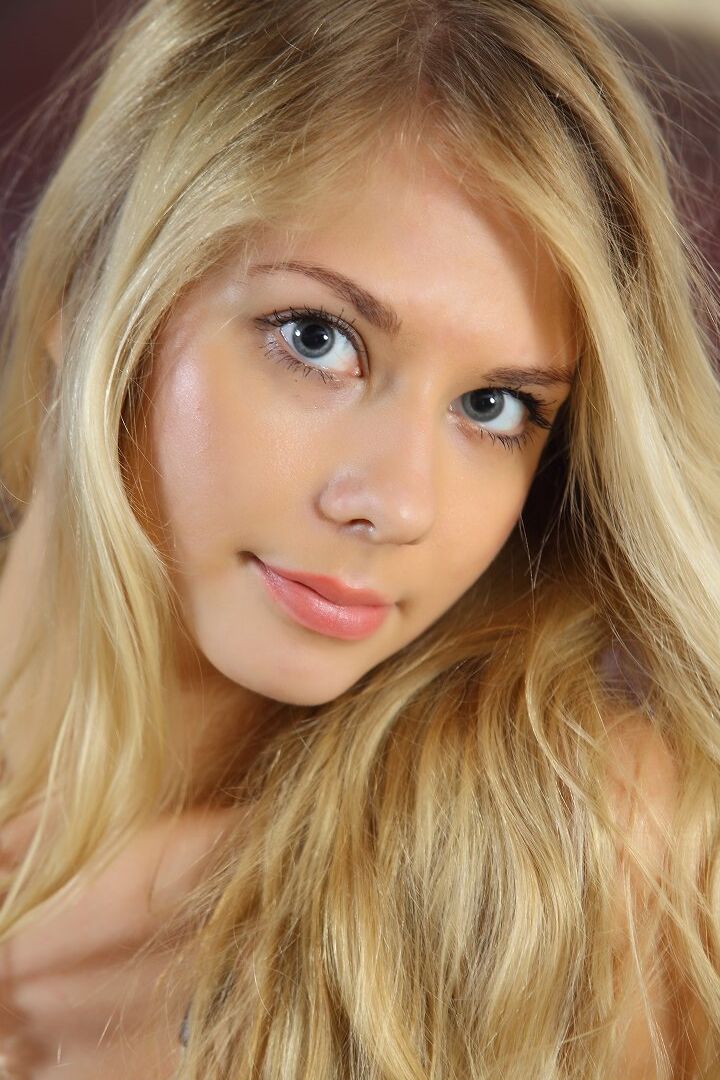 16P La dulce rubia Bally D se quita las bragas de encaje blanco para posar totalmente desnuda