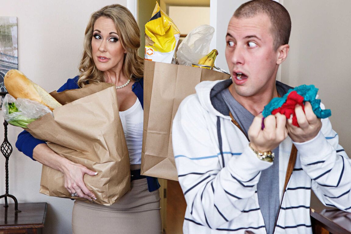 21P A mãe peituda Brandi Love pega o enteado cheirando a calcinha e fode com ele