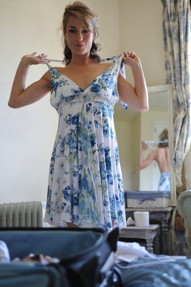 12P Linda garota Melanie Walsh tira o vestido para vestir um biquíni mostrando seus peitos